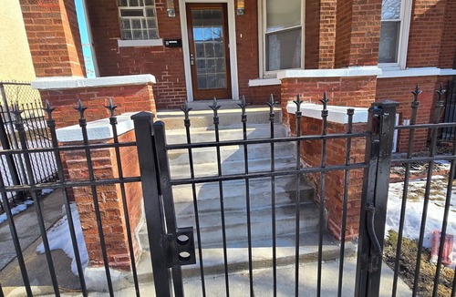 Woodlawn Apartment | Spacious 4-bedroom apartment in fabulous Chicago with WiFi, AC