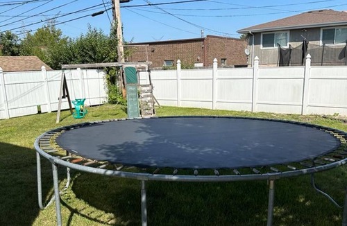 Bridgeview House | Spacious 4-bedroom house in fabulous Bridgeview with fitness room, WiFi