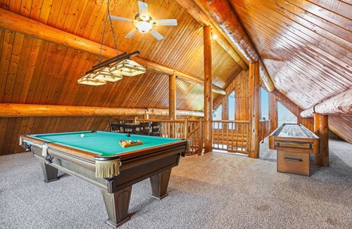 Smyrna House | Spacious 4-bedroom log cabin In wonderful Belding with AC sleeps 12 adults