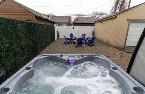 Detroit House | Spacious 5-BD Large Group Retreat w/Hot Tub & Fire Pit in heart of Detroit
