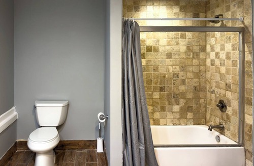 Woodlawn House | Spacious 5-bedroom house in Chicago with AC Near Obama Center & UChicago