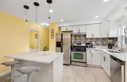 Redford House | Spacious 6BR/2BA Family Retreat in Detroit