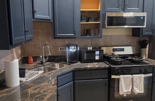 Woodlawn Apartment | Spacious Charming 4BD/2BTH in Woodlawn Near the University of Chicago!