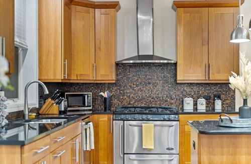 Pulaski Park Condo | Spacious Duplex - 4BD/3BA - Sleeps 12!