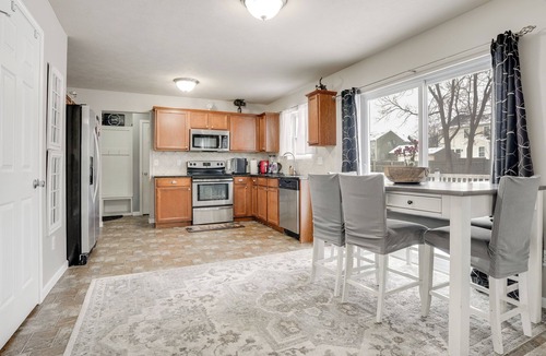 Westwood Cottage | Spacious Family Getaway w/Yard in Kalamazoo!
