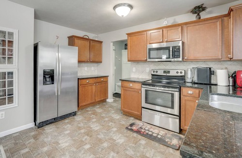 Westwood Cottage | Spacious Family Getaway w/Yard in Kalamazoo!