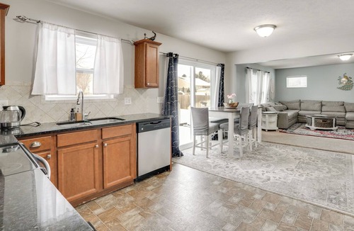 Westwood Cottage | Spacious Family Getaway w/Yard in Kalamazoo!
