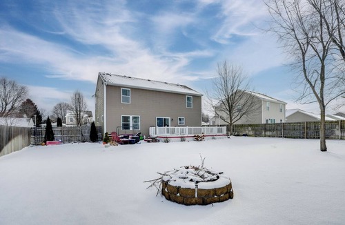 Westwood Cottage | Spacious Family Getaway w/Yard in Kalamazoo!