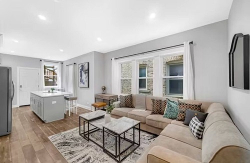 Oak Park Apartment | Spacious Haven /8-Min to Chicago /Sleeps 10