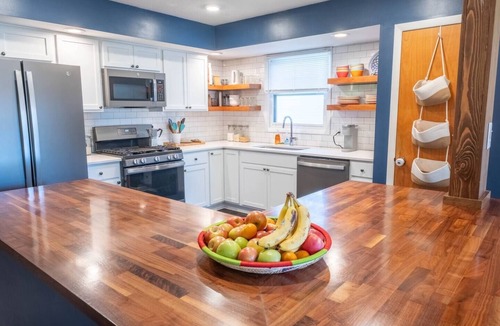 Champaign House | Spacious Modern Bi-Level: Ideal for Groups