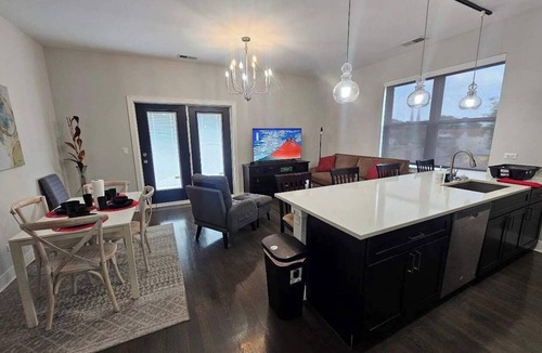 Lower West Side Apartment | Spacious Modern Pilsen Retreat | Sleeps 8 | Near Downtown Chicago
