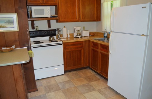 Lakeside Cottage | SPRING & FALL DISCOUNT! Two Bedroom Cottage with Private Beach!