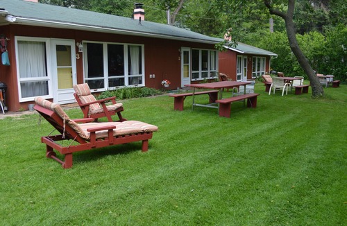 Lakeside Cottage | SPRING & FALL DISCOUNT! Two Bedroom Cottage with Private Beach!