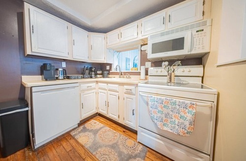 Dearborn Villa | Springwells Park Townhouse~Very Cozy