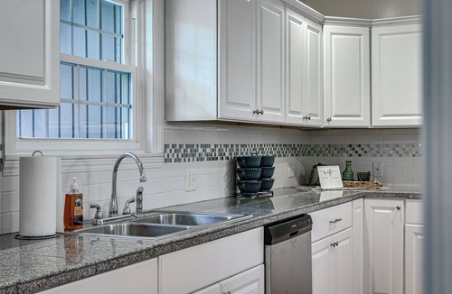 South Bend House | Steps from NOTRE DAME! Huge House! Arcade Game room, volleyball court & more!