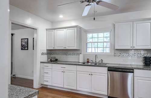 South Bend House | Steps from NOTRE DAME! Huge House! Arcade Game room, volleyball court & more!