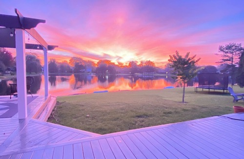 Ann Arbor House | Stunning 4BR family home with LAKE – Walk to the Big House!