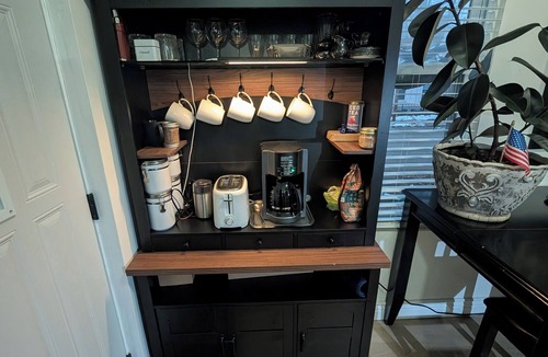 Lindenwald House | Stylish 2-bedroom house in superb Hamilton with cozy living spaces near downtown