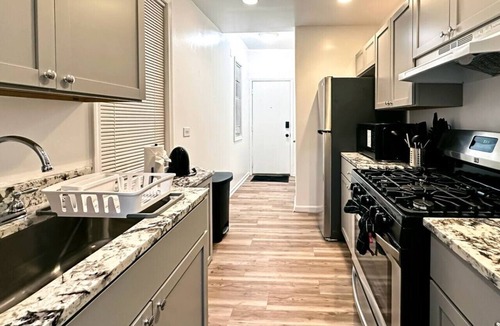Forest Park Apartment | Stylish and Relaxing Apt w/Parking and Easy Access to City and Airports