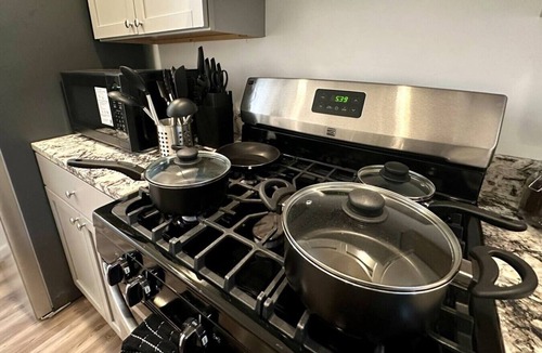 Forest Park Apartment | Stylish and Relaxing Apt w/Parking and Easy Access to City and Airports
