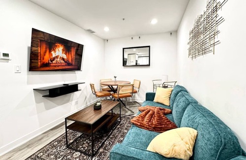 Lavergne Apartment | Stylish Berwyn Retreat - 15 Min to Midway - Easy Access to Chicago