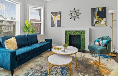 Woodlawn Apartment | Stylish | Modern Design | Windy City Retreat