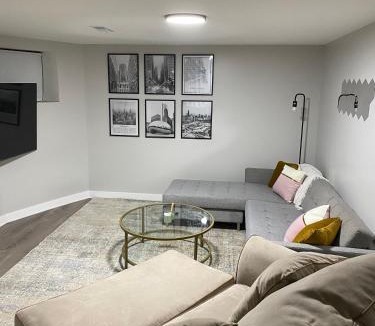 Bronzeville Apartment | Stylish Urban Retreat 3 Bedroom Close to Downtown