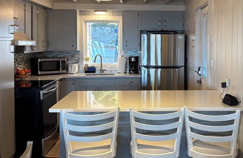 Grand Haven Cottage | Summer Breeze-Lake Michigan Views + Hot Tub ~ Steps to Beach Access