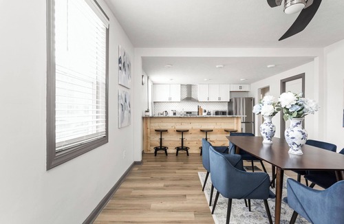 Fountain Square House | Sunny Blue: 4 BR, 2 En-suites, Hip Fountain Square