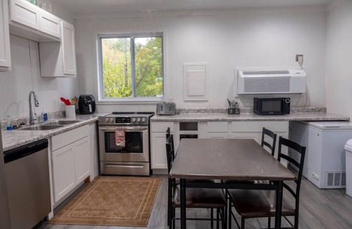 Alto Apartment | Sunny Days Studio Half Suite| Kayaks Hot Tub