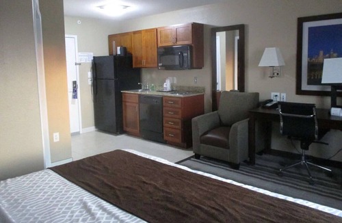 Crawfordsville Hotel | Sunny Studio | 0.5 Mi to Historic Rotary Jail Museum | Free Buffet Breakfast