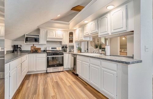 Stevensville House | Sunset Retreat Sleeps 30 | Hot Tub | Ping Pong |
