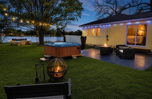 Alto House | Sunshine Lakefront Retreat|Spa, Views & Relaxation