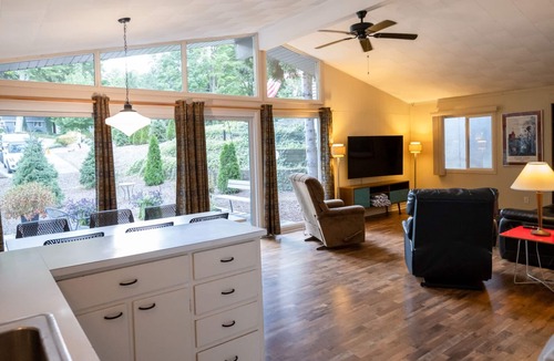 Holland Cottage | Sweet 3 bedroom Cottage Near Lake Michigan Beach!