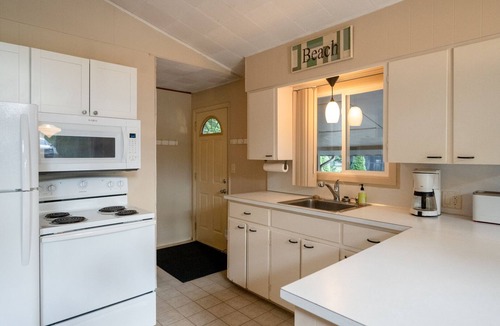 Holland Cottage | Sweet 3 bedroom Cottage Near Lake Michigan Beach!