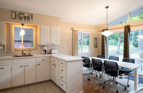 Holland Cottage | Sweet 3 bedroom Cottage Near Lake Michigan Beach!