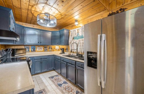 Scotts Cabin | Tall Pine Haven - 9 acres, king bed, dog friendly!