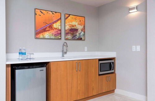 East Paris Hotel | The Center Hotel Grand Rapids Airport