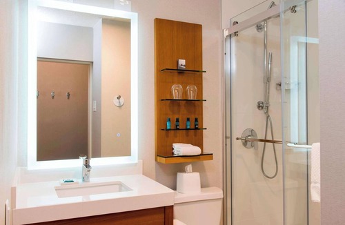 East Paris Hotel | The Center Hotel Grand Rapids Airport