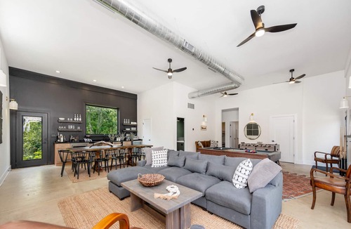 Three Oaks House | The Cozy Oak, 7 beds 4.5 baths and Heated inground Pool