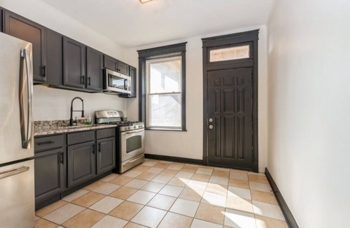 Woodlawn Apartment | The Hyde Park Hide-A-Way is ready to welcome you with the comfort of home!