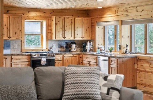 Newaygo Cabin | The Lazy Cast Lodge|Sleeps 12|King Bed|Salt Water Hot Tub