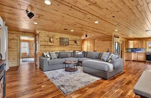 Newaygo Cabin | The Lazy Cast Lodge|Sleeps 12|King Bed|Salt Water Hot Tub
