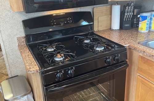Six Lakes House | "THE LOFT" Sharp, Clean Fully Furnished Cozy 1-bedroom Park Model, Sleeps 6