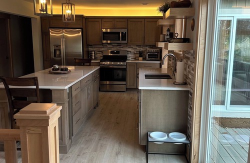 Saugatuck House | The Mason Jar 4BR/3BA Steps to Downtown, Hot Tub, Family-Friendly, Dog-Welcoming