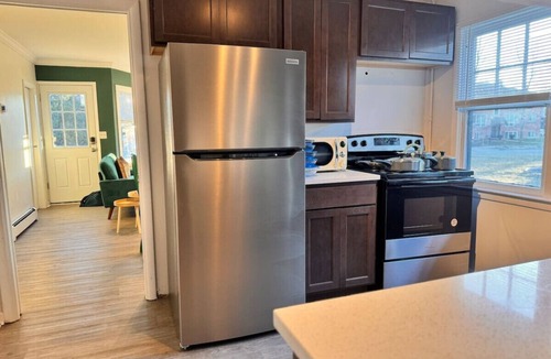 Dartmoor House | The Michigan Green Suite near the BIG HOUSE