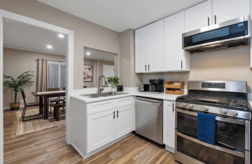 Grandville House | The Pear Tree: 3Bd 2Ba, Dog Friendly, 10min to Downtown Grand Rapids