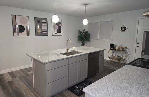 Danville House | "The Sweet 2" Premium Modern Upgrades, Near I-74, U of I, Casino