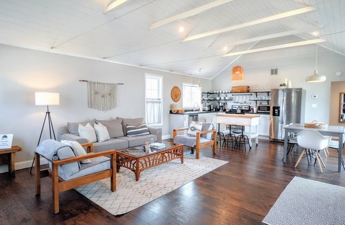 Three Oaks House | The Sycamore Cottage - 2 BR & 1.5 Bath - Hot Tub - Steps to Downtown
