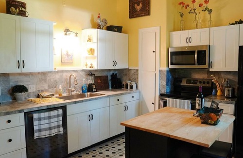 Greencastle House | The Trillium House at DePauw - 4/5 BR 3.5 BA